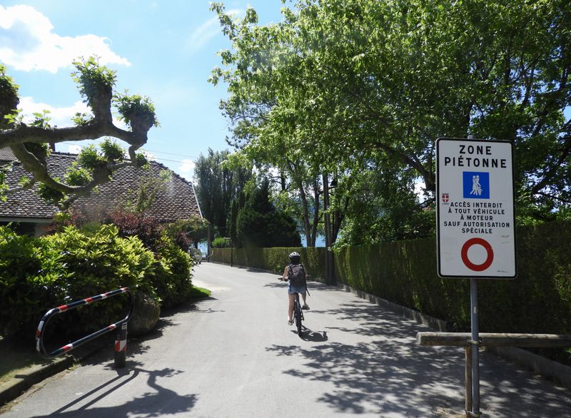 Vélos passent passent pas ? en théorie oui ..