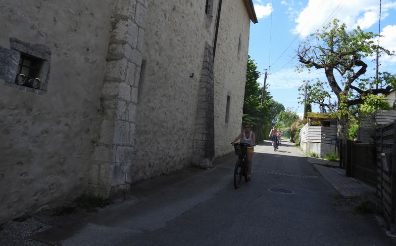 Menthon, surpris d'y rencontrer autant de bicyclettes, et de jantes dames