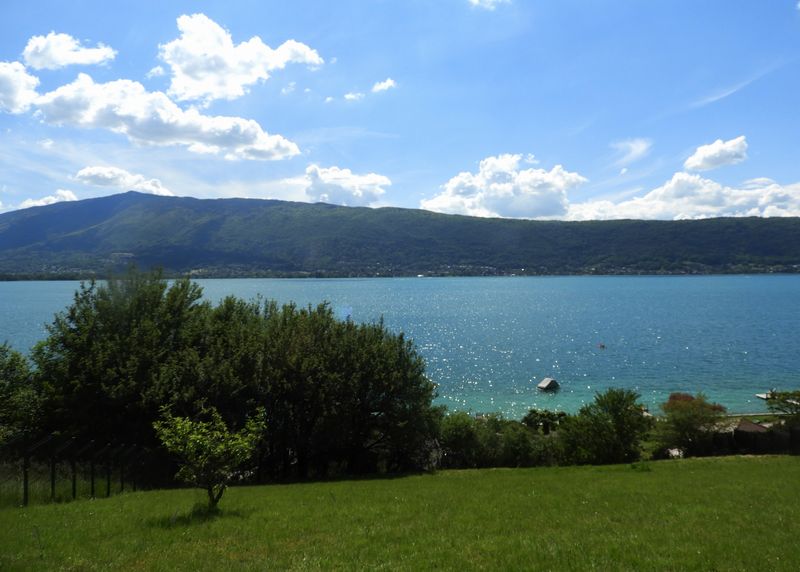 Vue sur le lac d'Annecy : le fameux crêt de châtillon (Semnoz) , depuis cette trouée ayant échappé aux investisseurs ..
