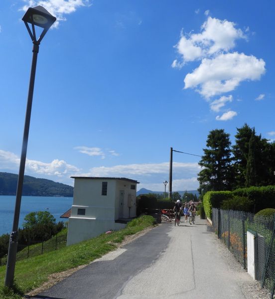 En vue de la Gouille ; Encore des Bicyclettes ..