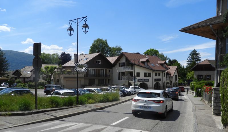 Menthon st Bernard, on tourne à gauche