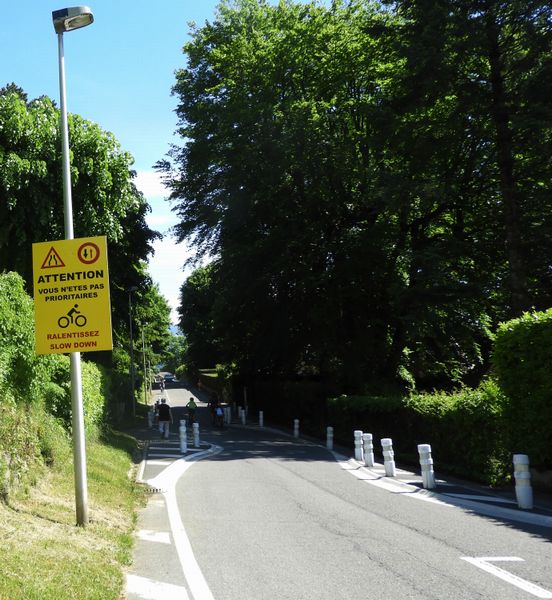 Peut-être pas prioritaire, mais droit à la route comme tout véhicule