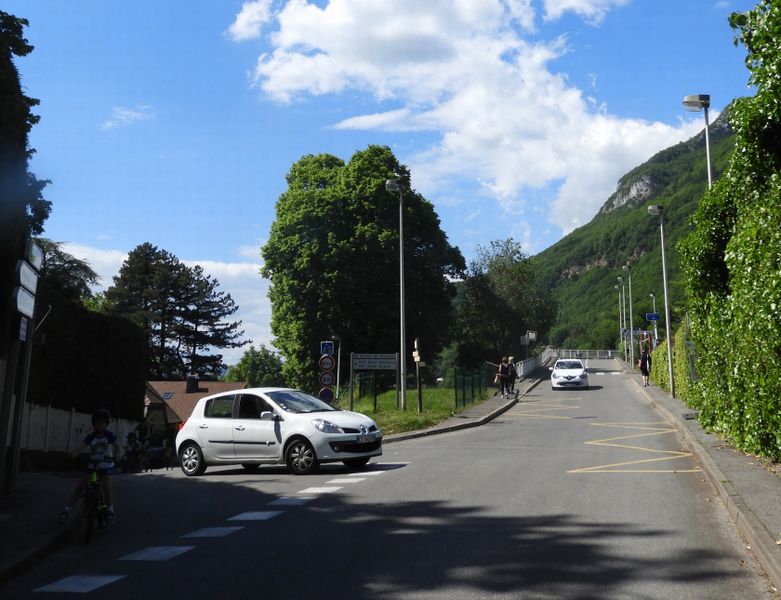 La route est plus large ici