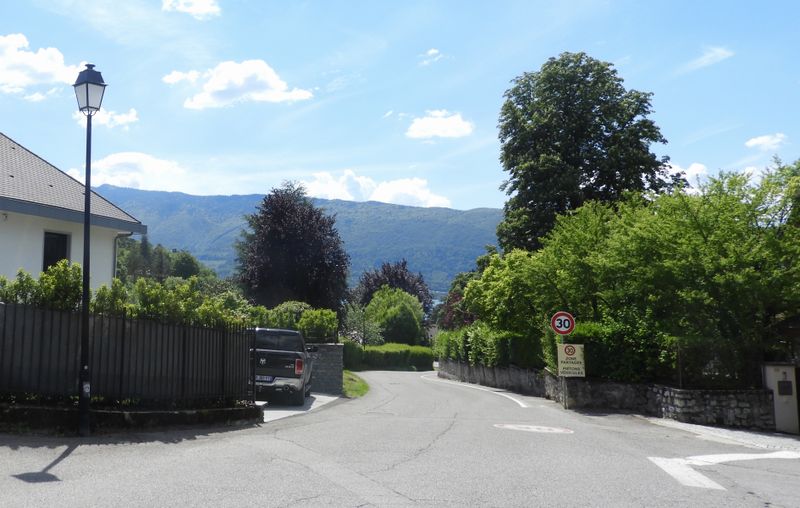 Menthon : Route des bains : sempre dritto