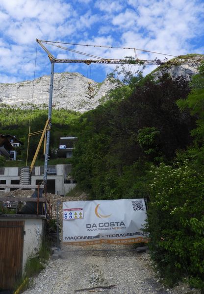 Ya encore de la place juskau rocher pour y poser sa cabane..