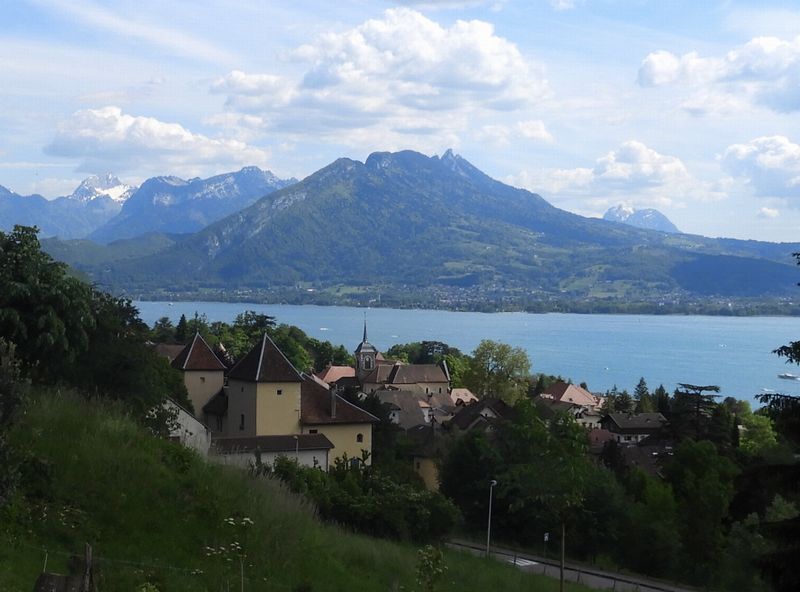 Veyrier .. du lac bien sur, les Bauges en fond de Tableau : Ya certes plus moche ..
