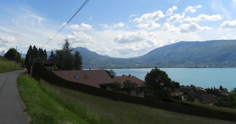 Vue sur la Gouille, Les Bauges , le col de Leschaux au fond, entre Roc des Boeufs et Crêt du châtillon (Semnoz)
