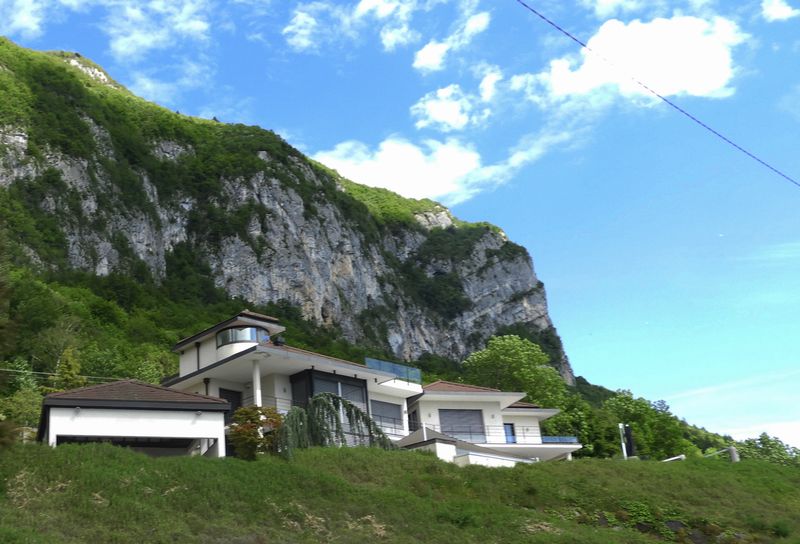 Maison Troglodyte .. ou presque ..