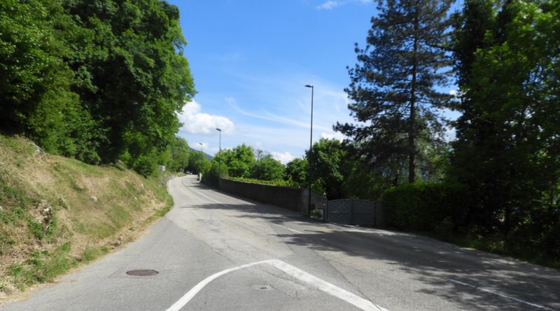 Stop ici on rejoint la route D 909, dite de Thônes ; danger pour les trangers..