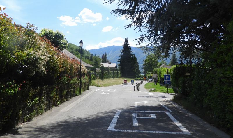 Menthon st Bernard, rte des bains, sens interdit sauf palace, ca tombe bien, on Y loge