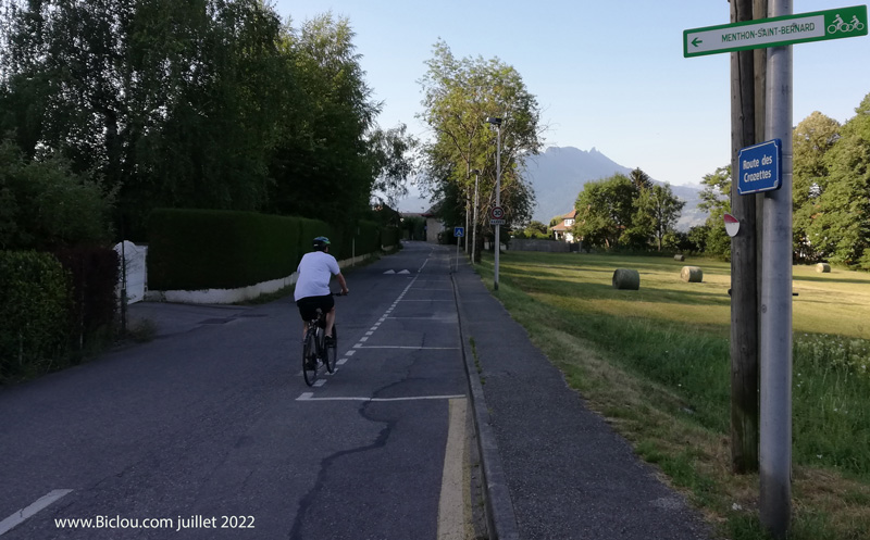 Sur le Tour du lac d'Annecy : Balisage cyclopédique en bas de Menthon st Bernard - Veyrier du lac 
