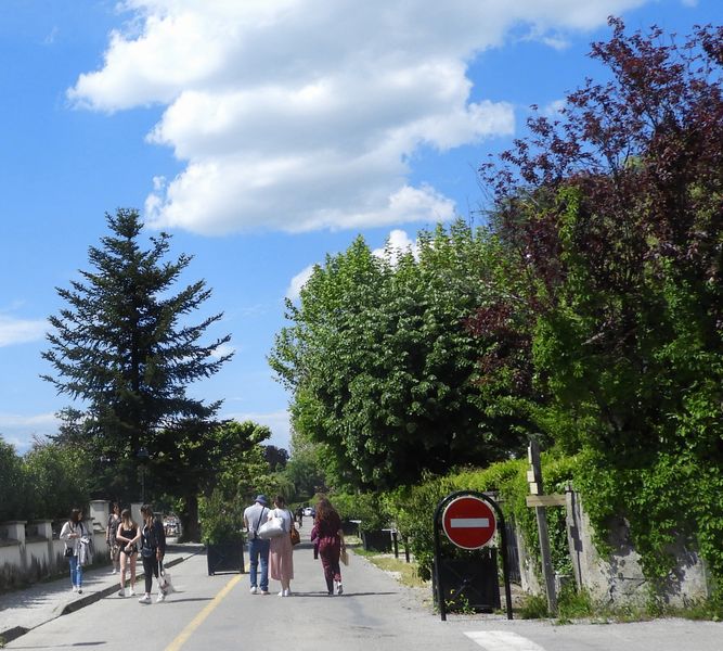 Menthon st Bernard : Promenade Philibert d'Orlye ; , comme à Verdun, on ne passe pas, mais on passe qd même ..