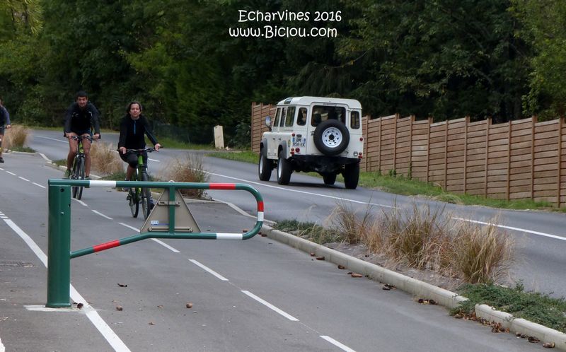 Echarvines ; Ces barrières npus semblent bien indiquées, mais ya un risque grave de collision en pleine descente : A améliorer donc