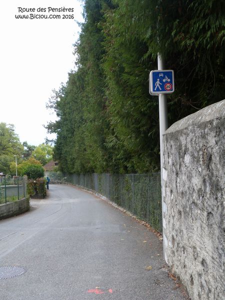La route des Pensiéres (Chavoire) : ne tombez pas dans le panneau ..