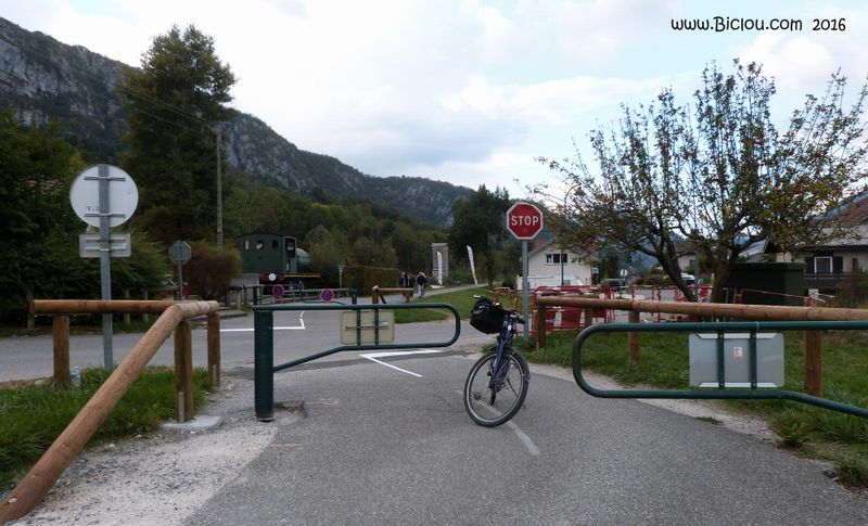 Barrières aux carrefours voie verte Annecy Faverges, mais quid de ralentir les véhicules sur la route comme à Doussard .