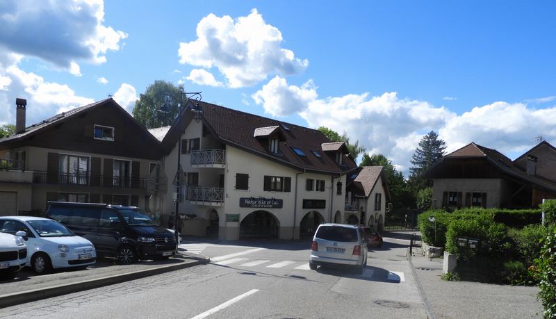 Arrivée à Menthon avec ou saint Bernard, depuis Echarvines - Talloires : Ici sempre dritto.., ou à gauche ..