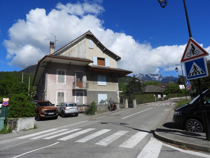 Menthon; entrée village : A gauche voici la route qui vient de Talloires