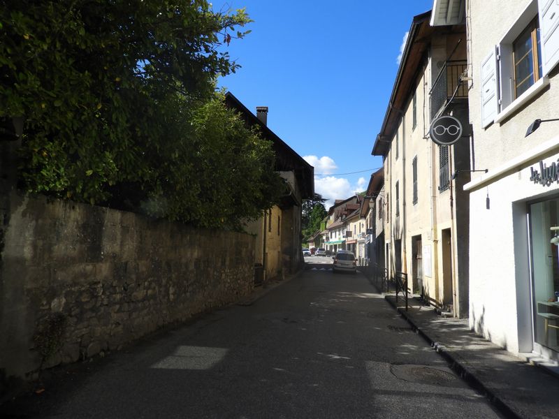 Menthon : Pas large en effet : indigne d'une Départementale, et même pas de trottoir dans les normes (1.4m) .. que faire ?, priez saint Bernard ! 