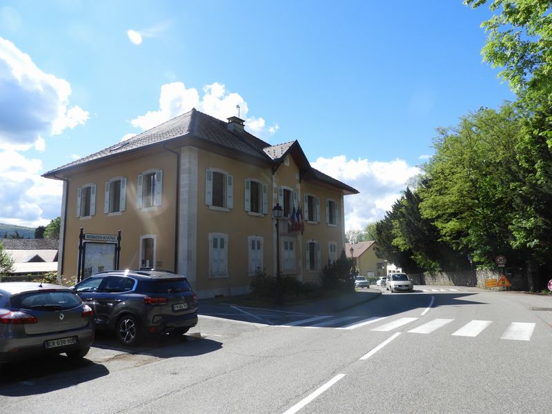 Menthon : passage devant la mairie