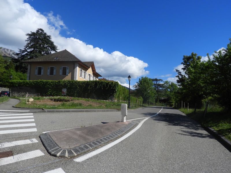 Menthon : On a laissé la route vers Annecy pour tourner à gauche 