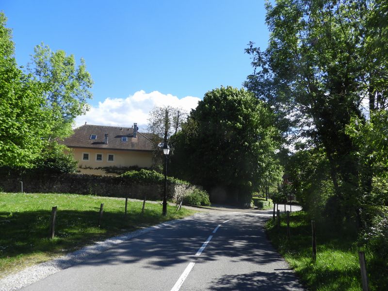 Menthon : côté jardins ; En effet; la route est plus calme ici