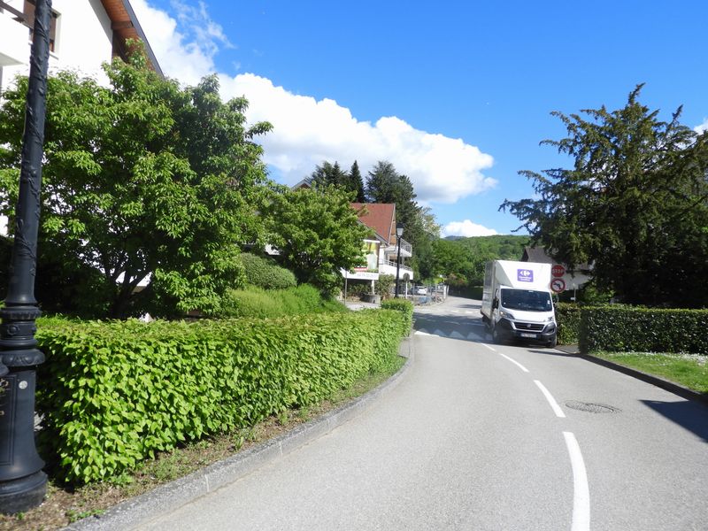 Menthon côté jardins : A part cette camionette mal garée, ca va pas mal ici