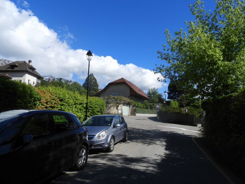Menthon côté jardins : Attention au stop (on remarque bagnoles garées un peu olées)