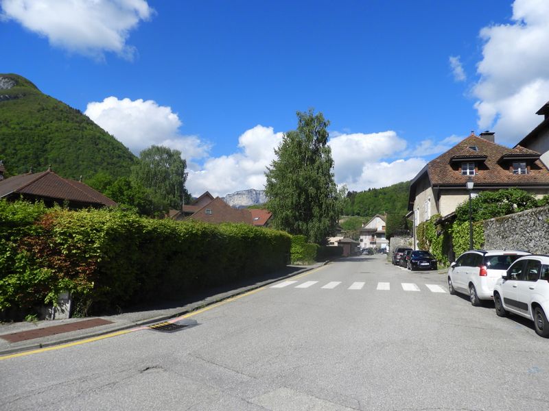 Menthon : Après avoir tourné à gauche; direction point de départ, entrée de Menthon, on remarque ici des trottoirs inexistants .. ou presque ..