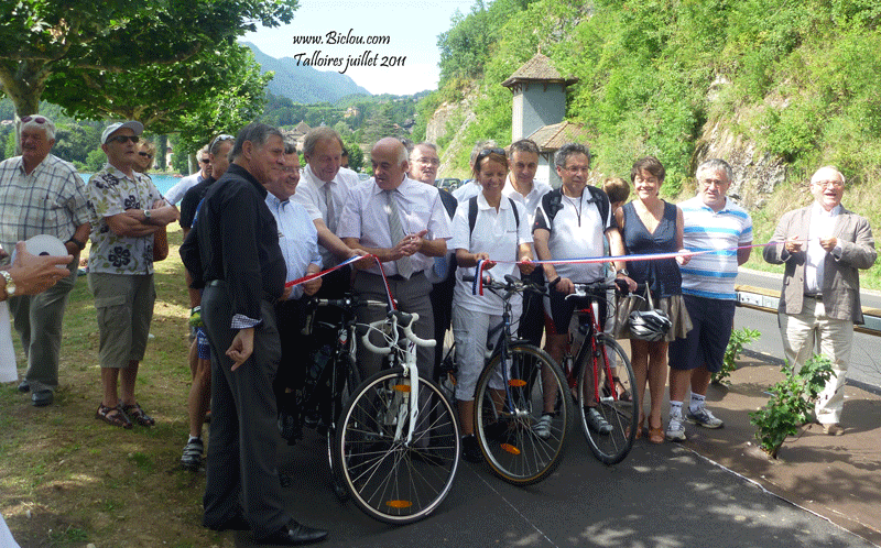 Les zautorités locales à Talloires sur la voie cyclable en 2011