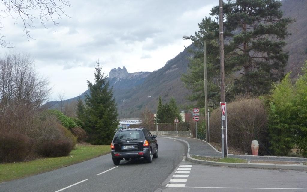 Curieux trottoir sur la D 1508 a Doussard
