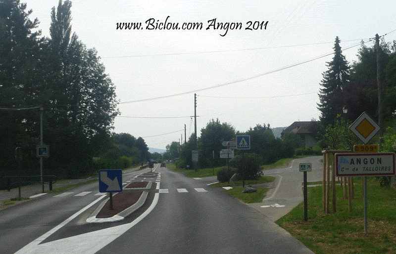 D 909 A Doussard juste apres le Rond Point