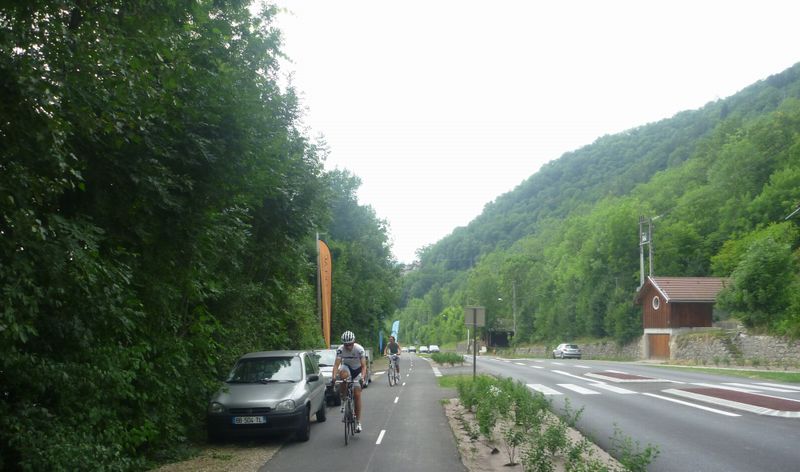 Angon Talloires 2011 :ejà des voitures garées sur la bandes piétonne et à cheval sur la partie cyclable