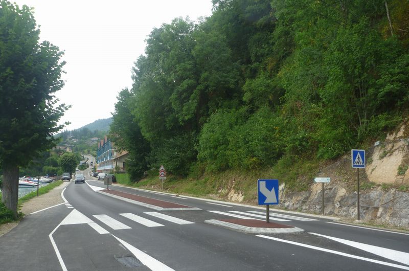 Fin piste cyclable pied de Talloires en 2011 , pied à terre et passage piétons