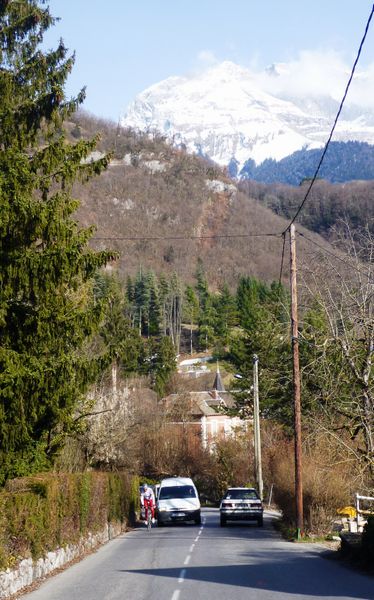 La Circulation automobile dans la montée de Talloires