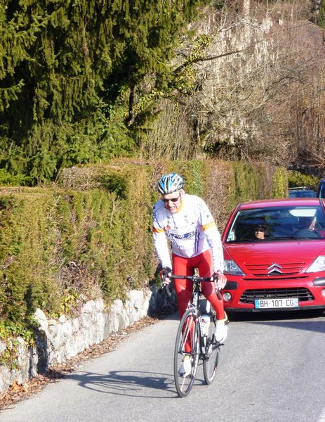 Cyclo-touriste à l'ouvrage dans la montée du Thoron ce 20 mars 2012