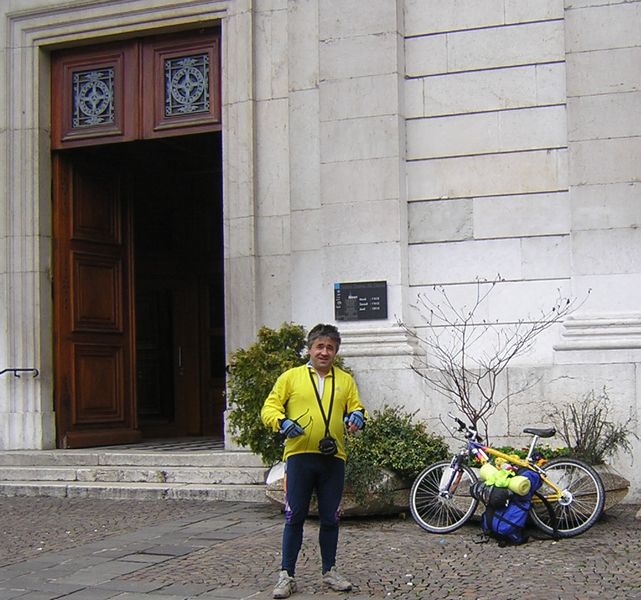 Claudio Devant l'église zzz , à Annecy en 2004