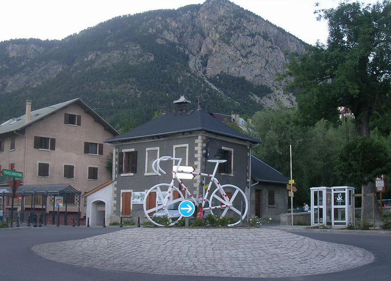 Vélo sur le rond-point du pied du col de l'Izoard en 2005