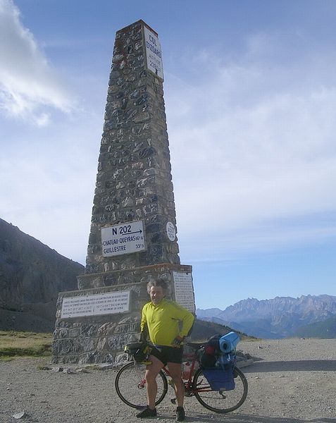 Le claudio addossé à l'Obelisque du sommet du col de l'Izoard en 2005