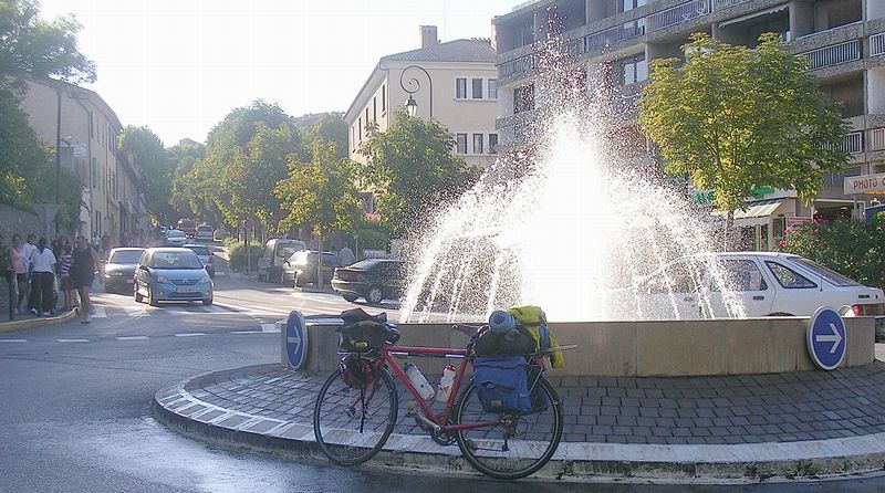 Rond point Fontaine de Gréoux les Bains en 2005.
