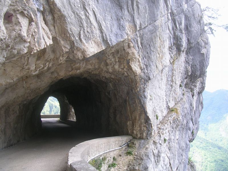 Un des nombreux tunnels sur la route du col de Romeyere, accédant au Vercors