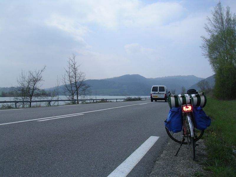 Vers Belley, il faut serrer les sacoches afin de na pas finir en pâtée pour les canards du Rhône, et pourtant la place existe pour une bande cyclable