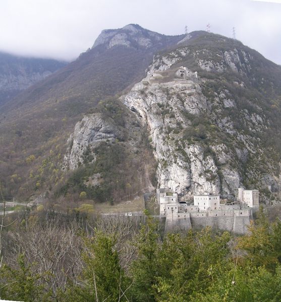 Le défilé de l"écluse est l'occasion de se défiler du bassin genevois vers la Haute-Savoie dite : La hiaute