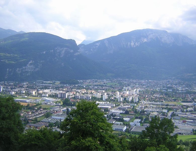 Cluses est très industrielle, le col de la colombière dans le fond