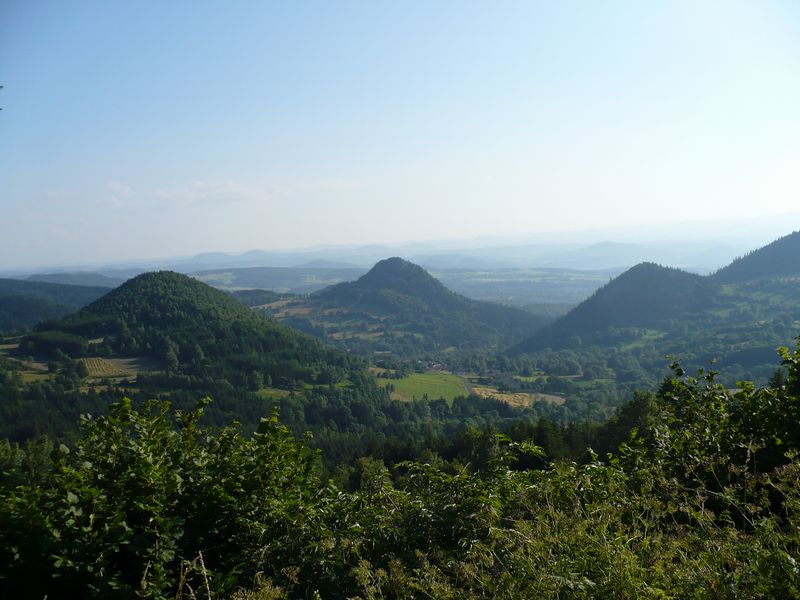 La chaine des puys a l'approche du Puy