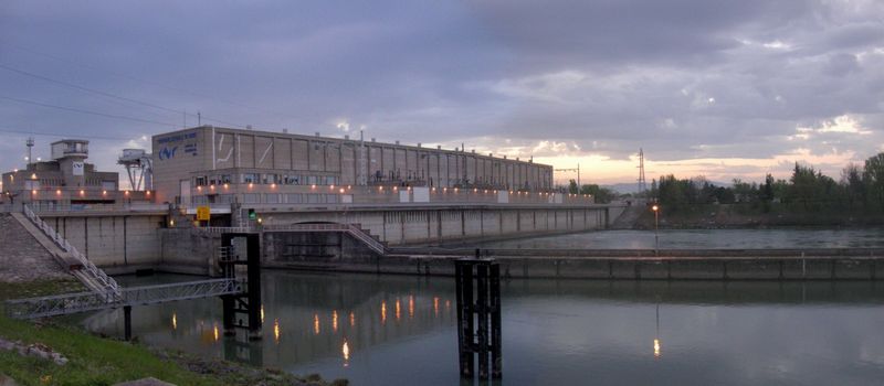 Un des nombreux barrages sur le Rhône, au petit matin, le privilège des cyclotouristes