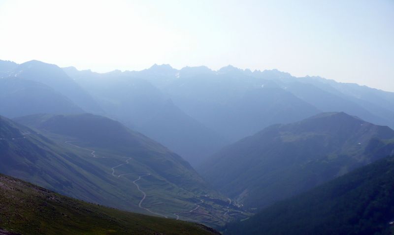 Panorama du col de la bonette, les lacets et l'immense solitude ; retour