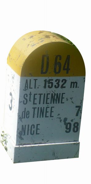 les bornes kilomètriques des bords des routes de France, constituent un allié de choix pour le moral des valeureux cyclotouristes