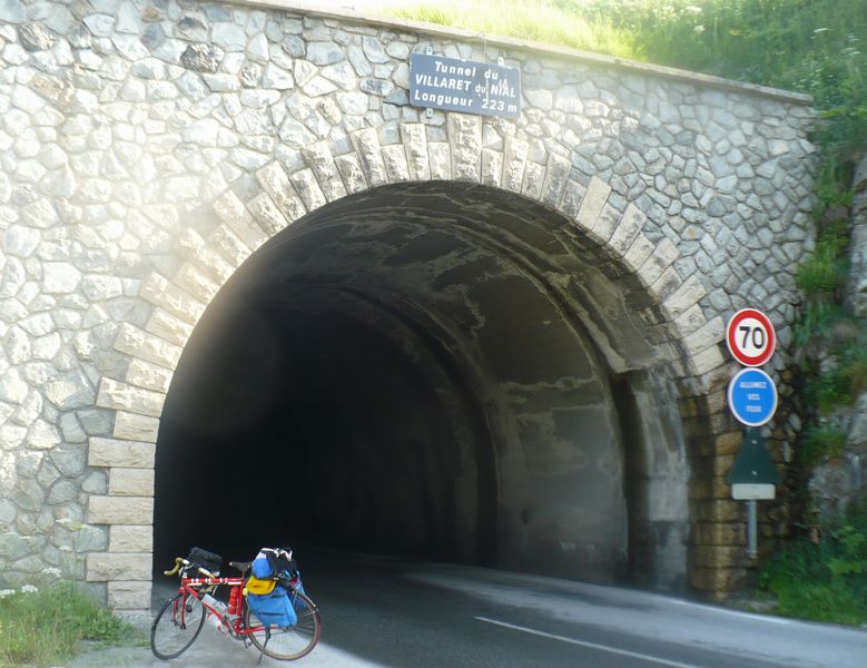 Tunnel non éclairé du Villaret à Val d'isère en 2008 : un danger pour les cyclistes