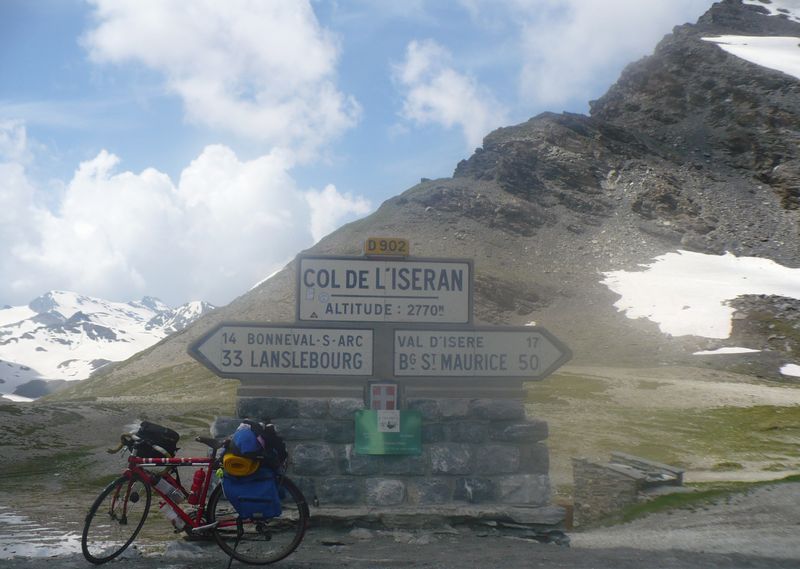 Fanny pose pour la sempiternelle photo devant la pancarte sentinelle du col de l'Iseran en 2008