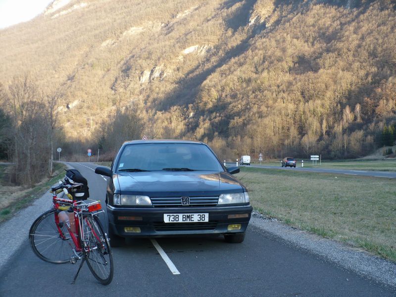 Voiture garée sur la piste cyclable Ugine faverges